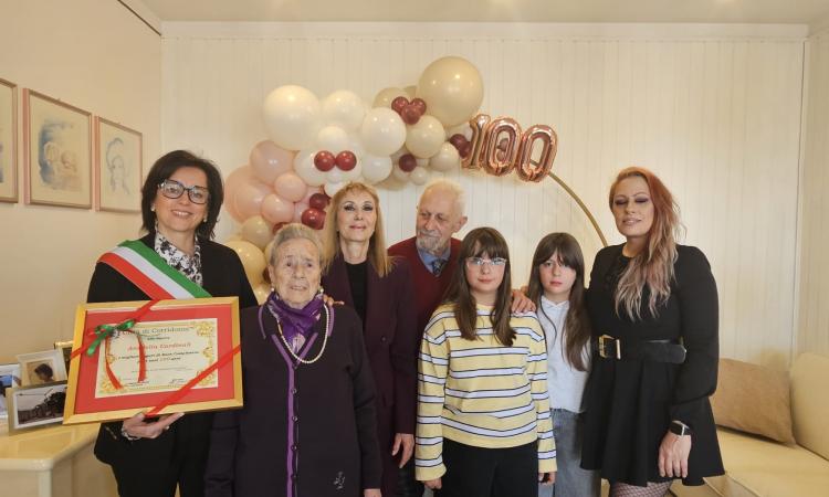 Corridonia celebra i 100 anni di Anedelia Cardinali: consegnata targa speciale Corridonia celebra i 100 anni di Anedelia Cardinali: consegnata targa speciale