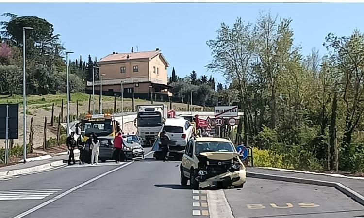 Macerata, carambola fra tre auto: traffico in tilt (FOTO)