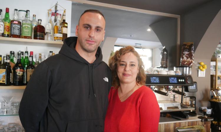 La guerra vista dal Bar Totò, Hooman e Bahar: "Il regime è vicino al collasso, sogniamo un Iran libero" (FOTO e VIDEO) La guerra vista dal Bar Totò, Hooman e Bahar: "Il regime è vicino al collasso, sogniamo un Iran libero" (FOTO e VIDEO)