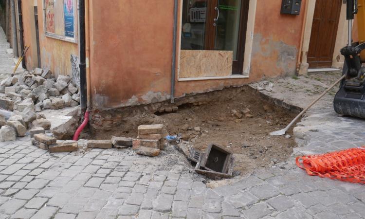 Macerata, cedimento stradale in centro: "Abbassamento di 10 centimetri: verifichiamo cosa c’è sotto"