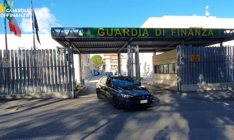 Maxi frode su fondi Covid e Pnrr: sette società coinvolte tra Marche ed Emilia-Romagna, un arresto Maxi frode su fondi Covid e Pnrr: sette società coinvolte tra Marche ed Emilia-Romagna, un arresto