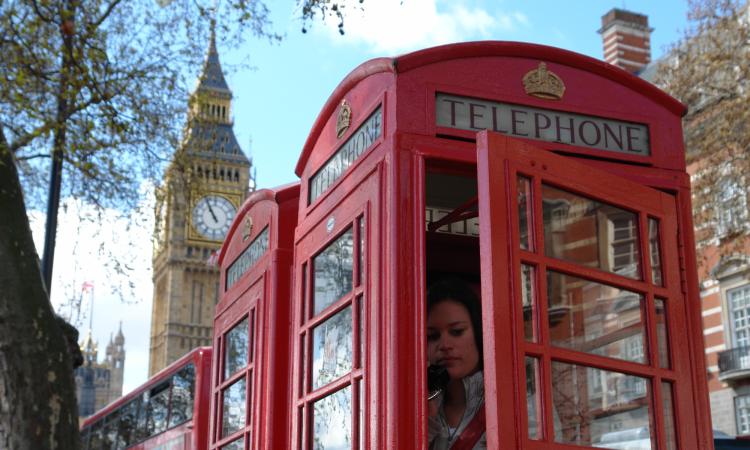 Inglese nelle Marche: si capisce, ma non si parla. Perché i viaggi studio in Inghilterra stanno cambiando approccio