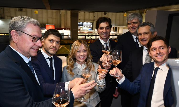 Meloni al Vinitaly brinda con Acquaroli: Ancona ospiterà "Vinitaly and the City" 2026