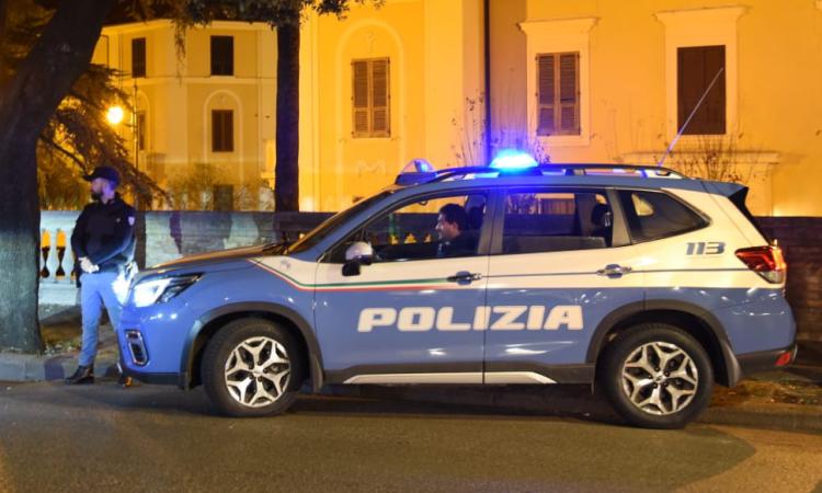 Civitanova, non si ferma all’alt e scappa per chilometri: 24enne arrestato dopo inseguimento e tuffo in mare Civitanova, non si ferma all’alt e scappa per chilometri: 24enne arrestato dopo inseguimento e tuffo in mare