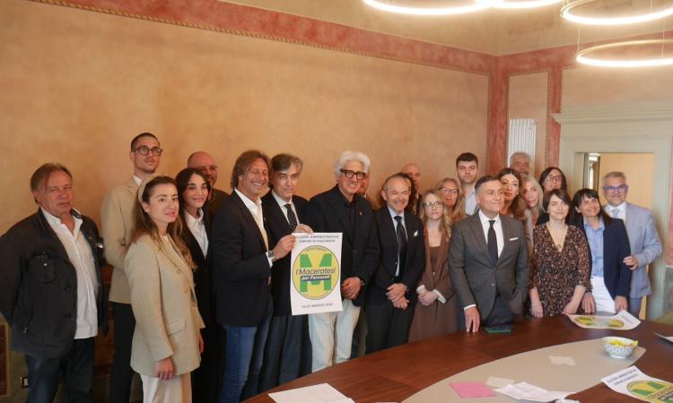 Macerata, presentata la civica I Maceratesi per Parcaroli: "Meno assemblee, più contatto con i cittadini” (VIDEO) Macerata, presentata la civica I Maceratesi per Parcaroli: "Meno assemblee, più contatto con i cittadini” (VIDEO)
