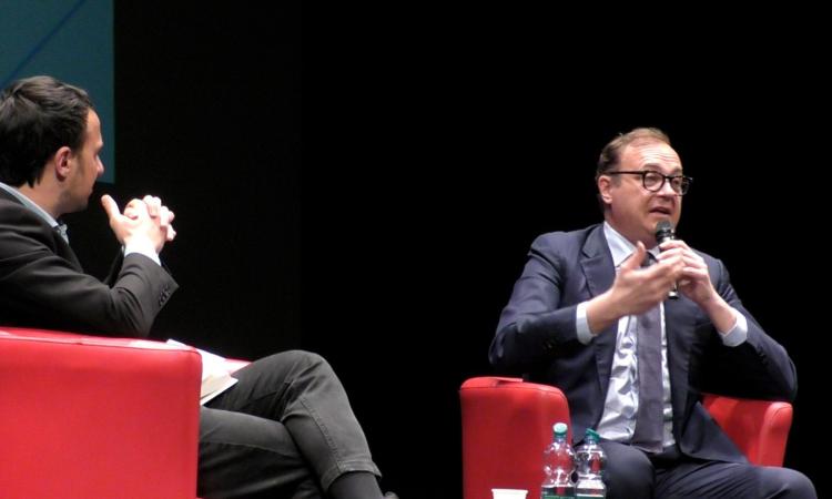 Cerno scuote Macerata a “Presente liberale”: «Trump un meraviglioso pungolo, chi pensa diverso alimenta la democrazia» (VIDEO) Cerno scuote Macerata a “Presente liberale”: «Trump un meraviglioso pungolo, chi pensa diverso alimenta la democrazia» (VIDEO)