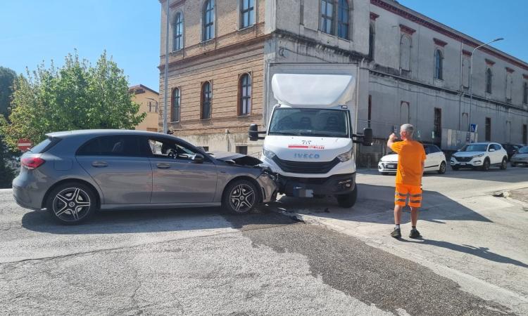 Montefano, scontro tra auto e furgone all’incrocio: soccorsi sul posto Montefano, scontro tra auto e furgone all’incrocio: soccorsi sul posto