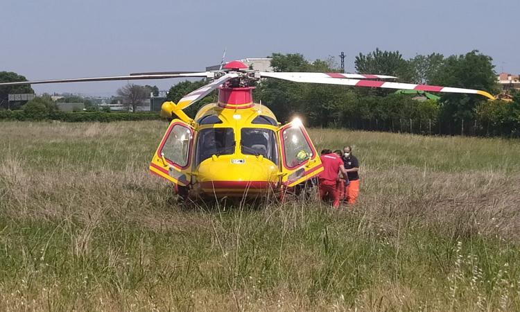 Pieve Torina, perde il controllo della moto e si schianta contro un muretto: grave 49enne
