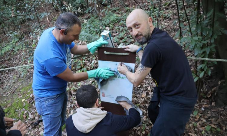 Macerata, dopo le polemiche Renna e Marcolini uniti per la pulizia del parco di Villa Lauri Macerata, dopo le polemiche Renna e Marcolini uniti per la pulizia del parco di Villa Lauri
