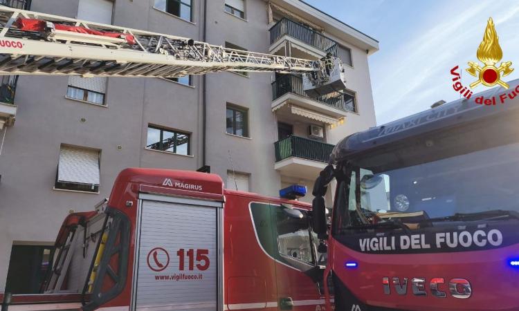 Macerata, scoppia incendio in un appartamento: una coppia trasportata all'ospedale Macerata, scoppia incendio in un appartamento: una coppia trasportata all'ospedale