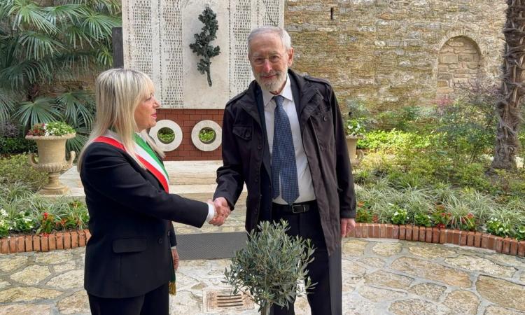 San Severino accoglie il rabbino capo di Roma Riccardo Di Segni: "Amicizia e rispetto uniscono le fedi" San Severino accoglie il rabbino capo di Roma Riccardo Di Segni: "Amicizia e rispetto uniscono le fedi"