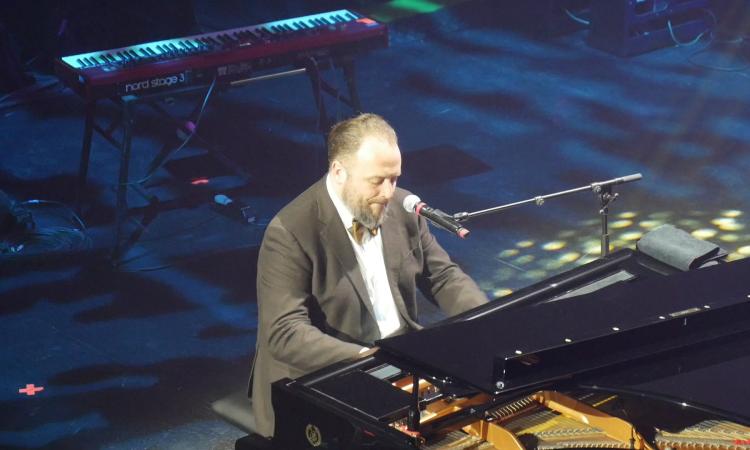 Successo a Recanati per Musicultura 2026: finalisti sul palco e la magia di Raphael Gualazzi Successo a Recanati per Musicultura 2026: finalisti sul palco e la magia di Raphael Gualazzi