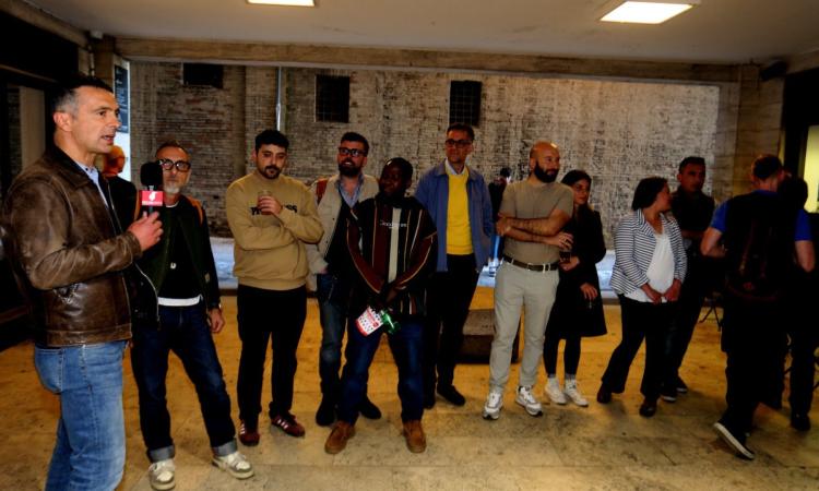 Macerata, Strada Comune presenta i 32 candidati: "Basta distinzioni tra cittadini di serie A e B" (VIDEO) Macerata, Strada Comune presenta i 32 candidati: "Basta distinzioni tra cittadini di serie A e B" (VIDEO)