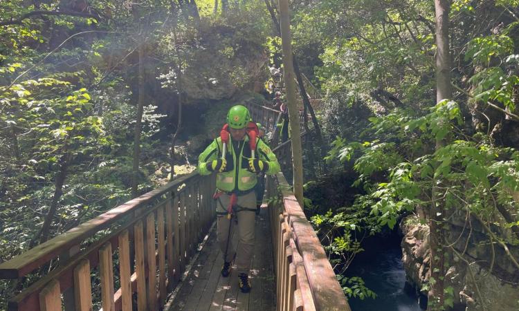 Pioraco, cade lungo il sentiero "li Vurgacci": soccorsa una donna
