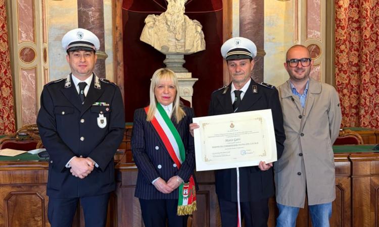 San Severino, nuovi gradi alla Polizia Locale: omaggio a Marco Gatti prima del pensionamento San Severino, nuovi gradi alla Polizia Locale: omaggio a Marco Gatti prima del pensionamento