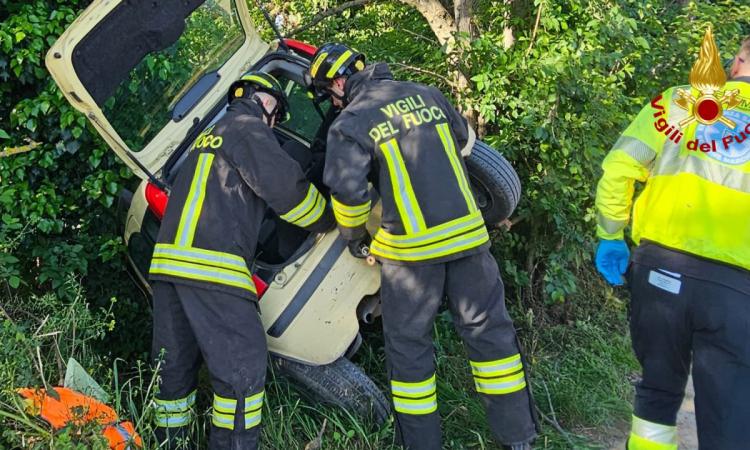 Macerata, auto finisce fuori strada in contrada Vallebona: soccorso un giovane