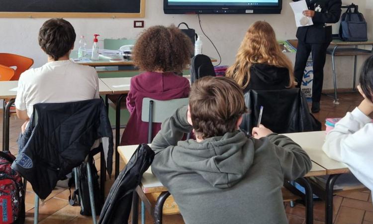 Montecassiano, l'Ufficio scolastico boccia la terza prima media: è protesta Montecassiano, l'Ufficio scolastico boccia la terza prima media: è protesta
