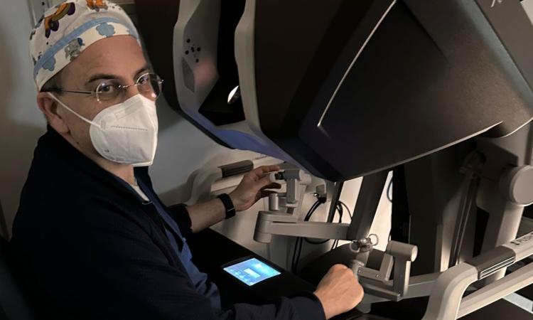 Tumore al polmone: a Torrette la chirurgia del futuro. Robotica e tecnica ‘Uniportale’ per dimissioni "record" Tumore al polmone: a Torrette la chirurgia del futuro. Robotica e tecnica ‘Uniportale’ per dimissioni "record"
