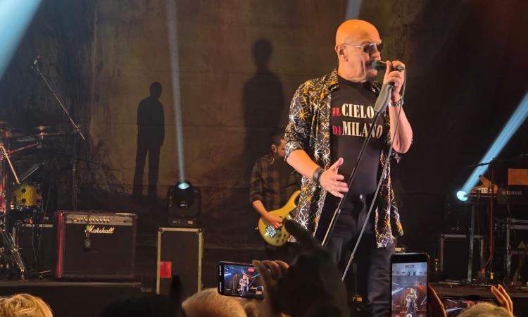 Castelraimondo, il rock senza filtri di Enrico Ruggeri conquista il Lanciano Forum