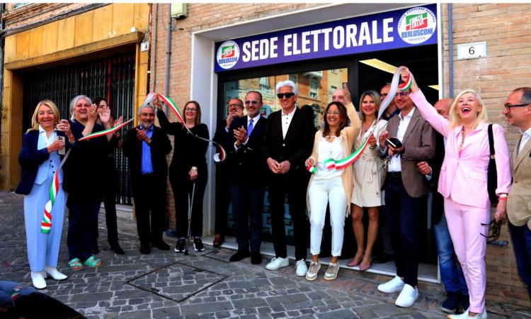 Macerata, Forza Italia inaugura la sede e presenta i 23 candidati: "In 2 mesi nessuna proposta dal centrosinistra" (FOTO e VIDEO)