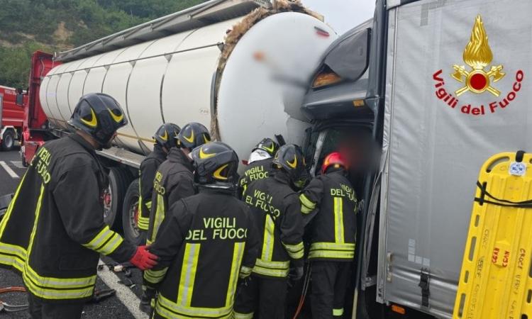 Incidente in A14, furgone contro autocisterna: conducente estratto dai Vigili del fuoco