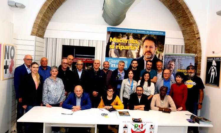 Pd Macerata, presentata la lista per Tittarelli sindaco: "Un misto tra volti nuovi ed esperienza" (FOTO) Pd Macerata, presentata la lista per Tittarelli sindaco: "Un misto tra volti nuovi ed esperienza" (FOTO)