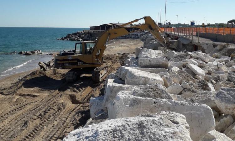 Scossicci, scatta il piano anti-erosione: in arrivo la sabbia da Numana per i balneari Scossicci, scatta il piano anti-erosione: in arrivo la sabbia da Numana per i balneari