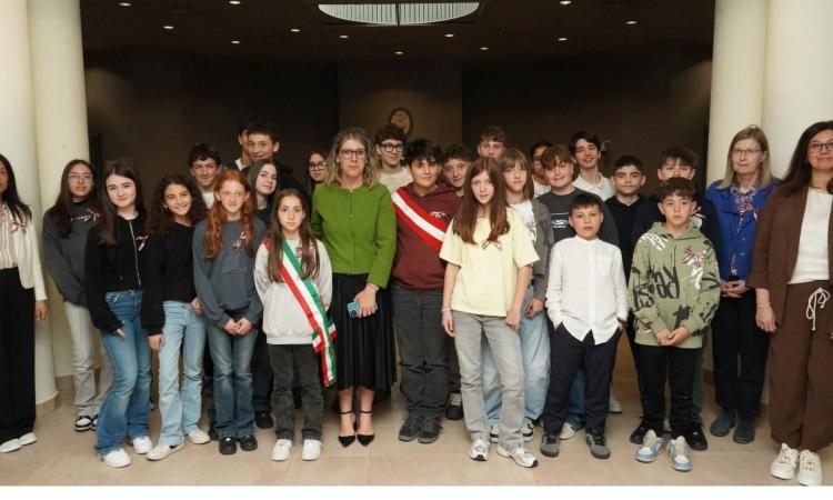 Il Consiglio dei Ragazzi di Tolentino ospite in Regione: "La democrazia funziona se ognuno fa la sua parte"