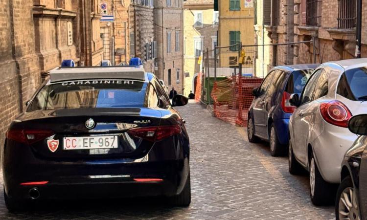 Macerata, si presenta in caserma con la carta d'identità alterata: denunciato un 49enne Macerata, si presenta in caserma con la carta d'identità alterata: denunciato un 49enne