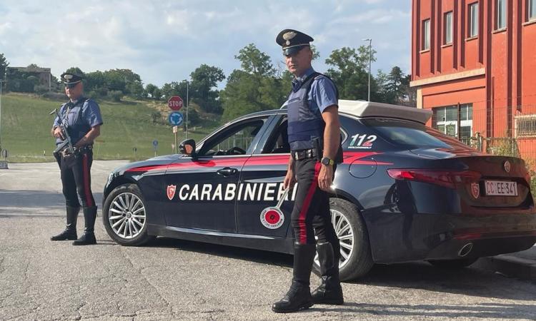 Pollenza, brandisce un pugnale nei pressi di un bar: denunciato 30enne irregolare