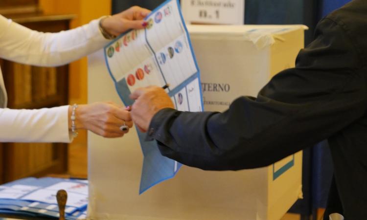 Comunali 2026, urne chiuse: affluenza provinciale al 56,47%, crollo di nove punti a Macerata