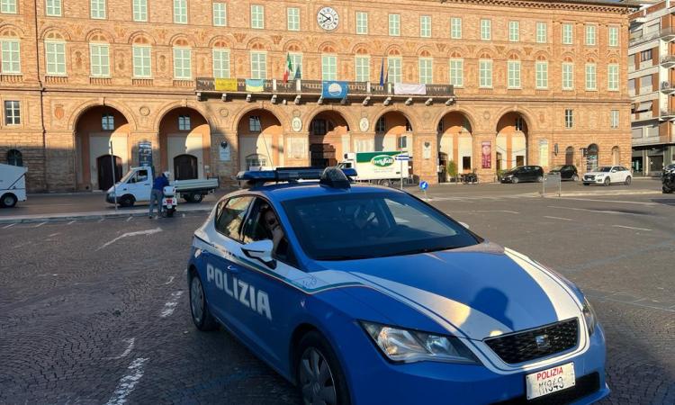 civitanova-marche-arresto-domiciliari-coltello-polizia civitanova-marche-arresto-domiciliari-coltello-polizia