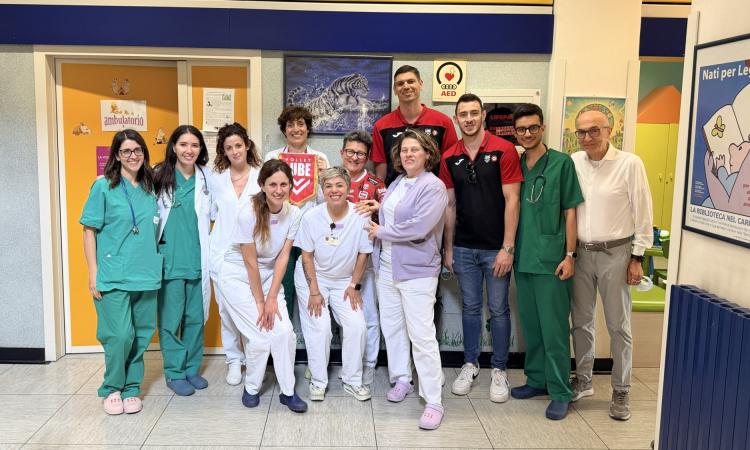 La Lube Volley porta un sorriso ai piccoli pazienti dell’ospedale di Macerata La Lube Volley porta un sorriso ai piccoli pazienti dell’ospedale di Macerata