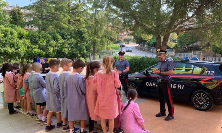 Montecassiano, Carabinieri in classe: lezione di legalità e solidarietà alla Primaria
