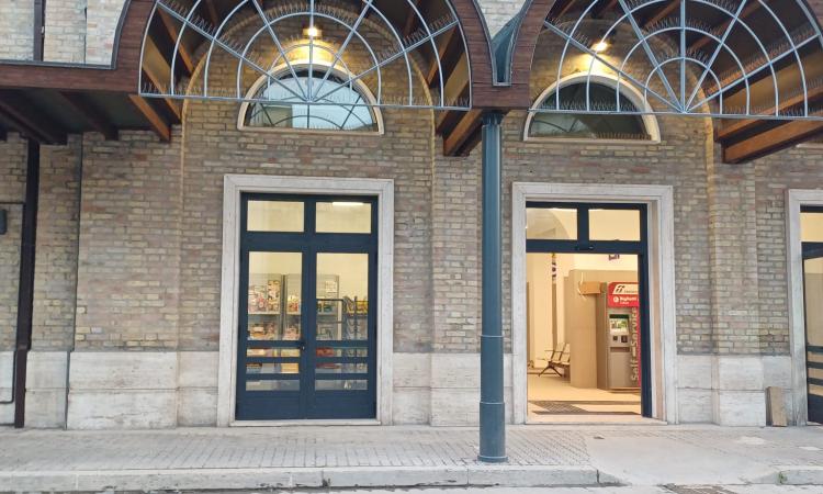 edicola-stazione-macerata-riapertura-treni edicola-stazione-macerata-riapertura-treni