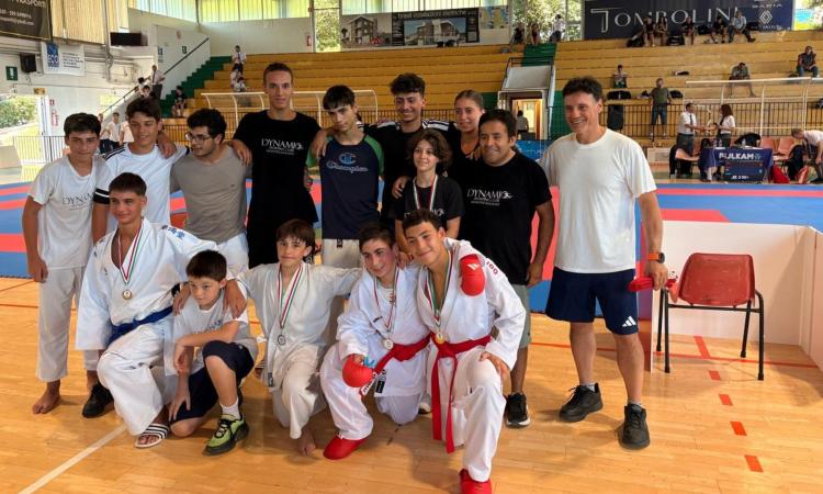 Karate Macerata, weekend da incorniciare per il maestro Roberto Carota: festa per il 6° Dan e trionfo ai Regionali Karate Macerata, weekend da incorniciare per il maestro Roberto Carota: festa per il 6° Dan e trionfo ai Regionali