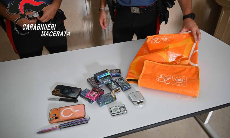 macerata-arresto-droga-carabinieri macerata-arresto-droga-carabinieri