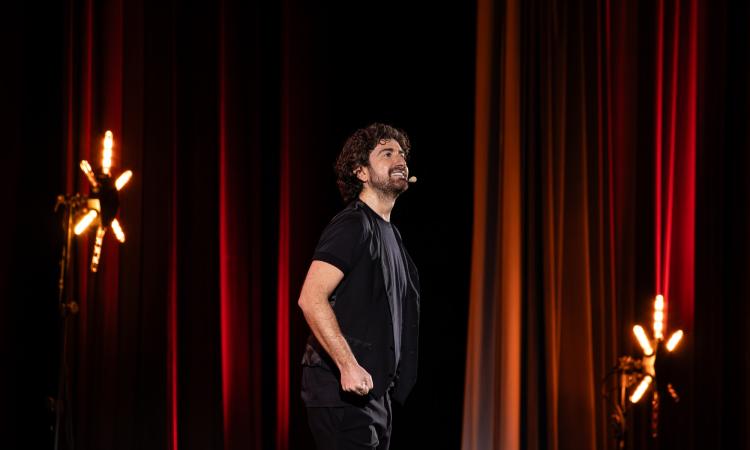 -Alessandro Siani porta “Fake News” a Porto Recanati: risate e satira all'Arena Gigli -Alessandro Siani porta “Fake News” a Porto Recanati: risate e satira all'Arena Gigli