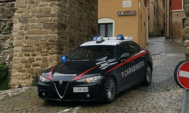 Tolentino, rubano capi d'abbigliamento al supermercato: due uomini fermati con la refurtiva Tolentino, rubano capi d'abbigliamento al supermercato: due uomini fermati con la refurtiva