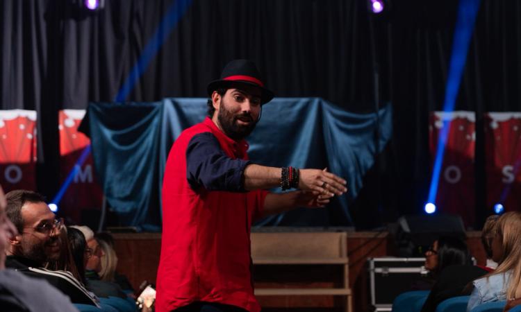 Giacomo Seri porta la magia al Sasso d’Italia: a Macerata lo spettacolo tra illusioni e mentalismo