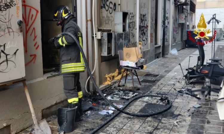 civitanova-incendio-negozio-scalasedici-rogo-doloso