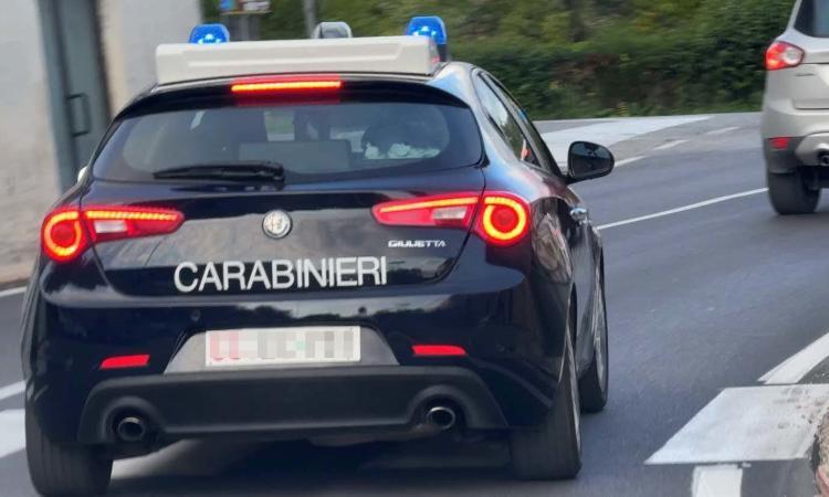 Corridonia, tenta la fuga all’alt dei carabinieri e si nasconde nel bagno di un locale: denunciato 38enne