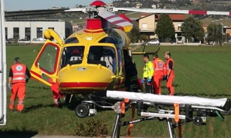 incidente-auto-moto-statale-16-civitanova-eliambulanza incidente-auto-moto-statale-16-civitanova-eliambulanza