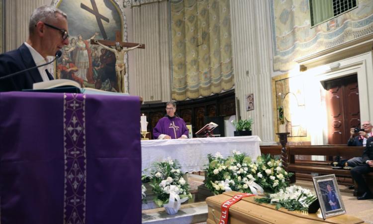 funerale-andrea-angeli-macerata-onu funerale-andrea-angeli-macerata-onu