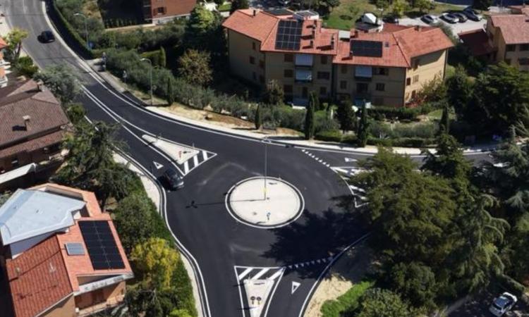 Recanati, completata in meno di tre settimane la rotatoria di via Nazario Sauro Recanati, completata in meno di tre settimane la rotatoria di via Nazario Sauro