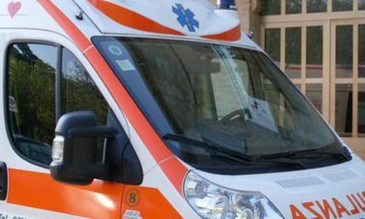 Potenza Picena, frontale tra due auto lungo la Regina: feriti trasportati all'ospedale Potenza Picena, frontale tra due auto lungo la Regina: feriti trasportati all'ospedale