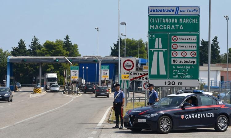 "Vada in caserma”, ma è una truffa: due arresti a Civitanova, recuperati 5mila euro di gioielli "Vada in caserma”, ma è una truffa: due arresti a Civitanova, recuperati 5mila euro di gioielli