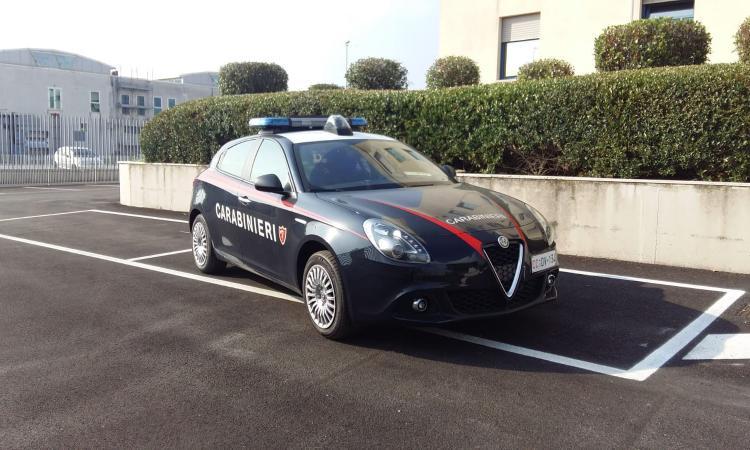 Ricercata da febbraio, si nasconde in una cassapanca: arrestata donna di 45 anni Ricercata da febbraio, si nasconde in una cassapanca: arrestata donna di 45 anni