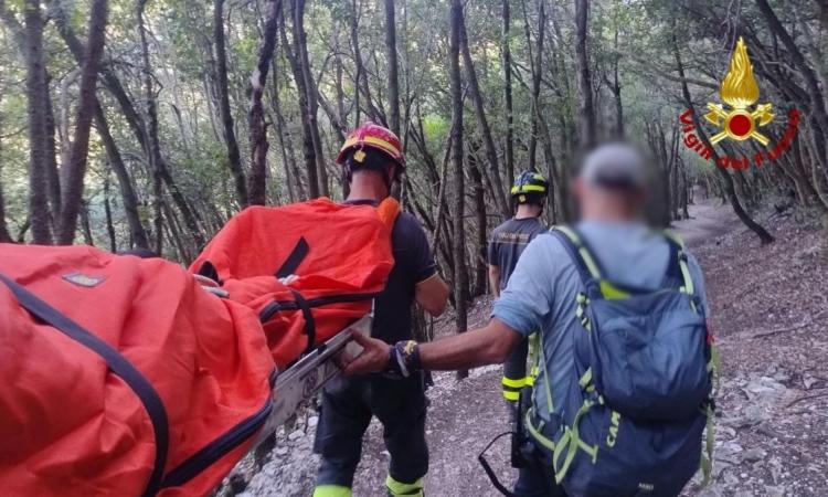 Fiastra, infortunio alla gamba durante un' escursione: soccorso un uomo