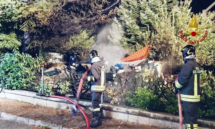 Pieve Torina, scoppia incendio in una casa mobile: uomo resta ustionato Pieve Torina, scoppia incendio in una casa mobile: uomo resta ustionato